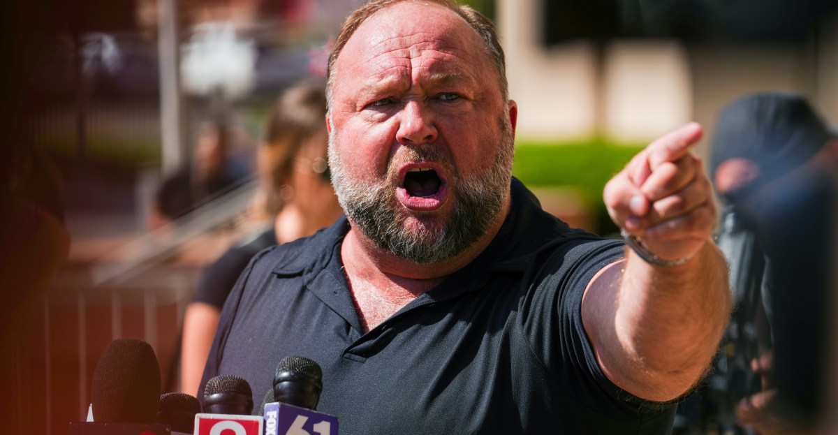 Alex Jones Temukan Konspirasi Besar Terbaru Melibatkan Komedian