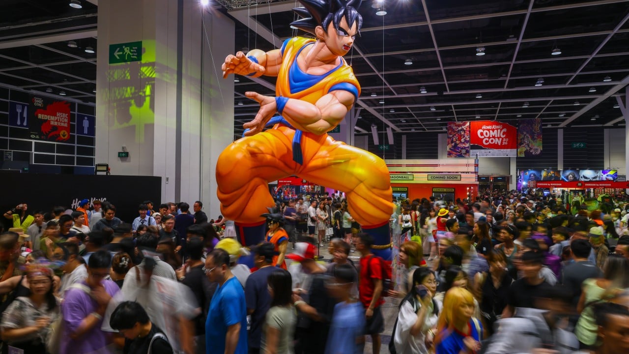 Pengunjung Comic Con Hong Kong 2023 dengan kostum unik