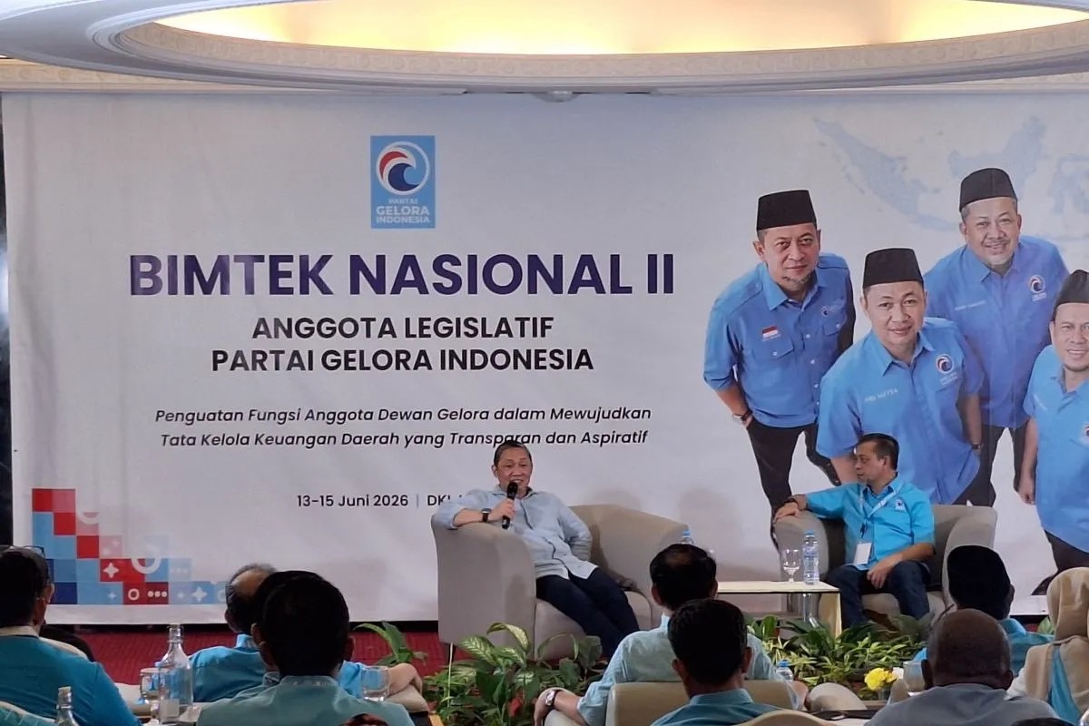 Anis Matta memberikan pengarahan kepada kader Partai Gelora dalam bimtek strategi Pemilu 2029.