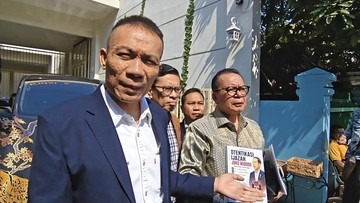 Rismon Hasiholan Sianipar dengan buku Ijazah Jokowi otentikasi